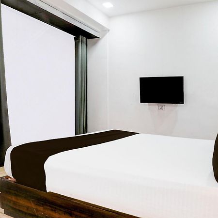 Super Hotel O Vip Road Formerly Hotel Lotus Surat Exteriör bild