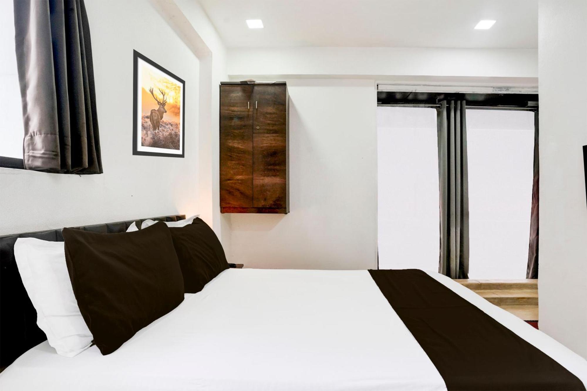 Super Hotel O Vip Road Formerly Hotel Lotus Surat Exteriör bild