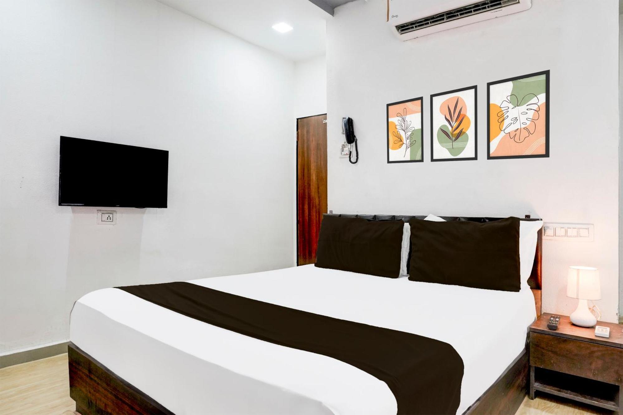 Super Hotel O Vip Road Formerly Hotel Lotus Surat Exteriör bild