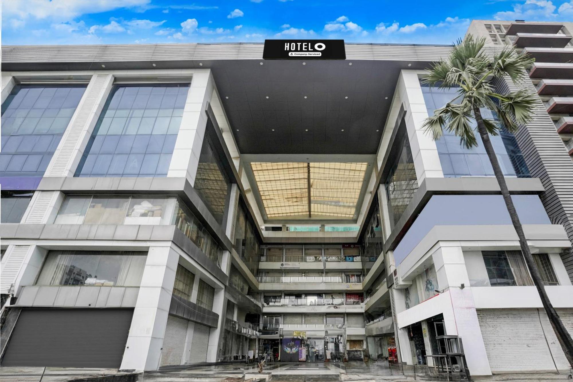 Super Hotel O Vip Road Formerly Hotel Lotus Surat Exteriör bild