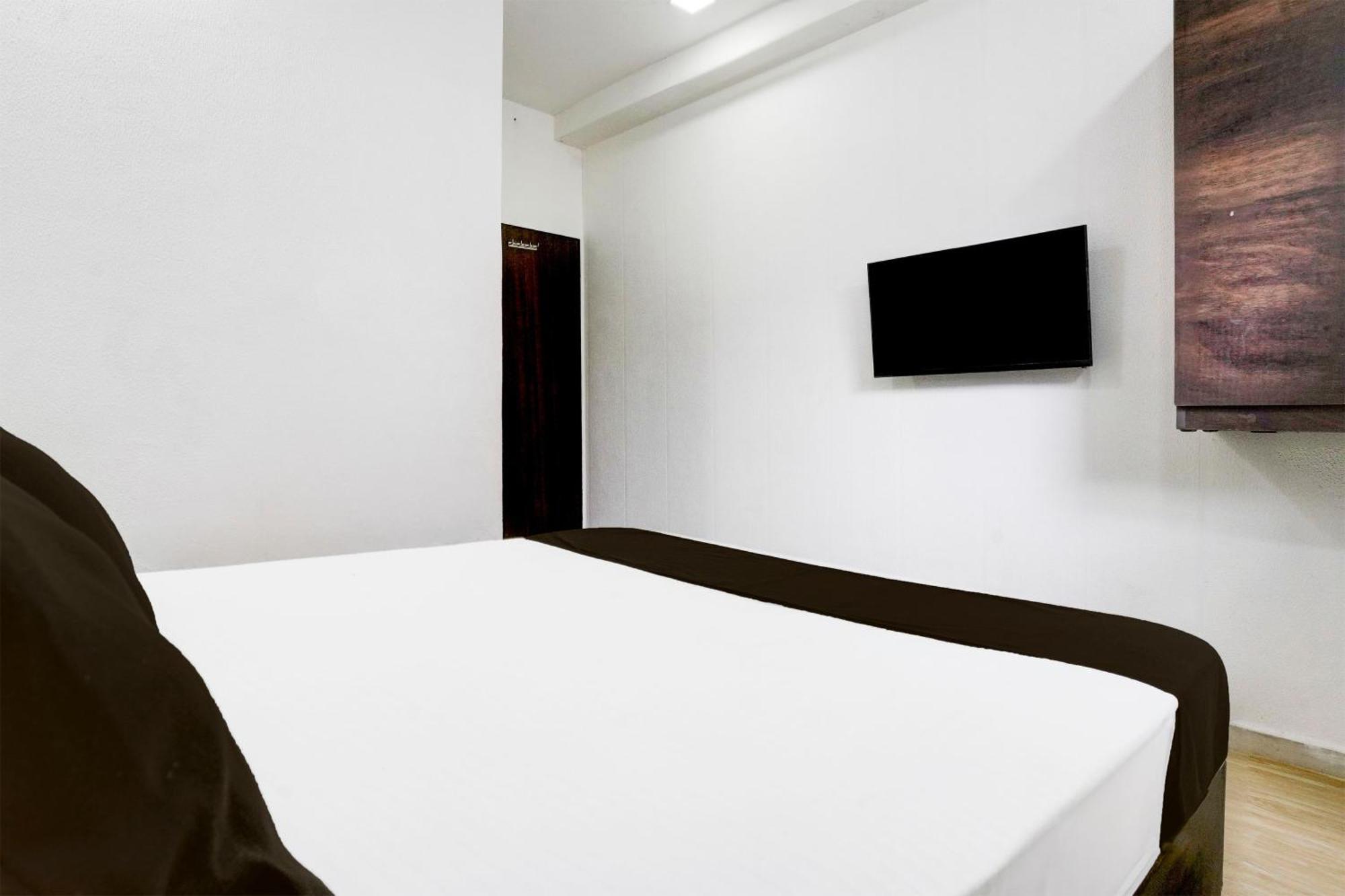 Super Hotel O Vip Road Formerly Hotel Lotus Surat Exteriör bild