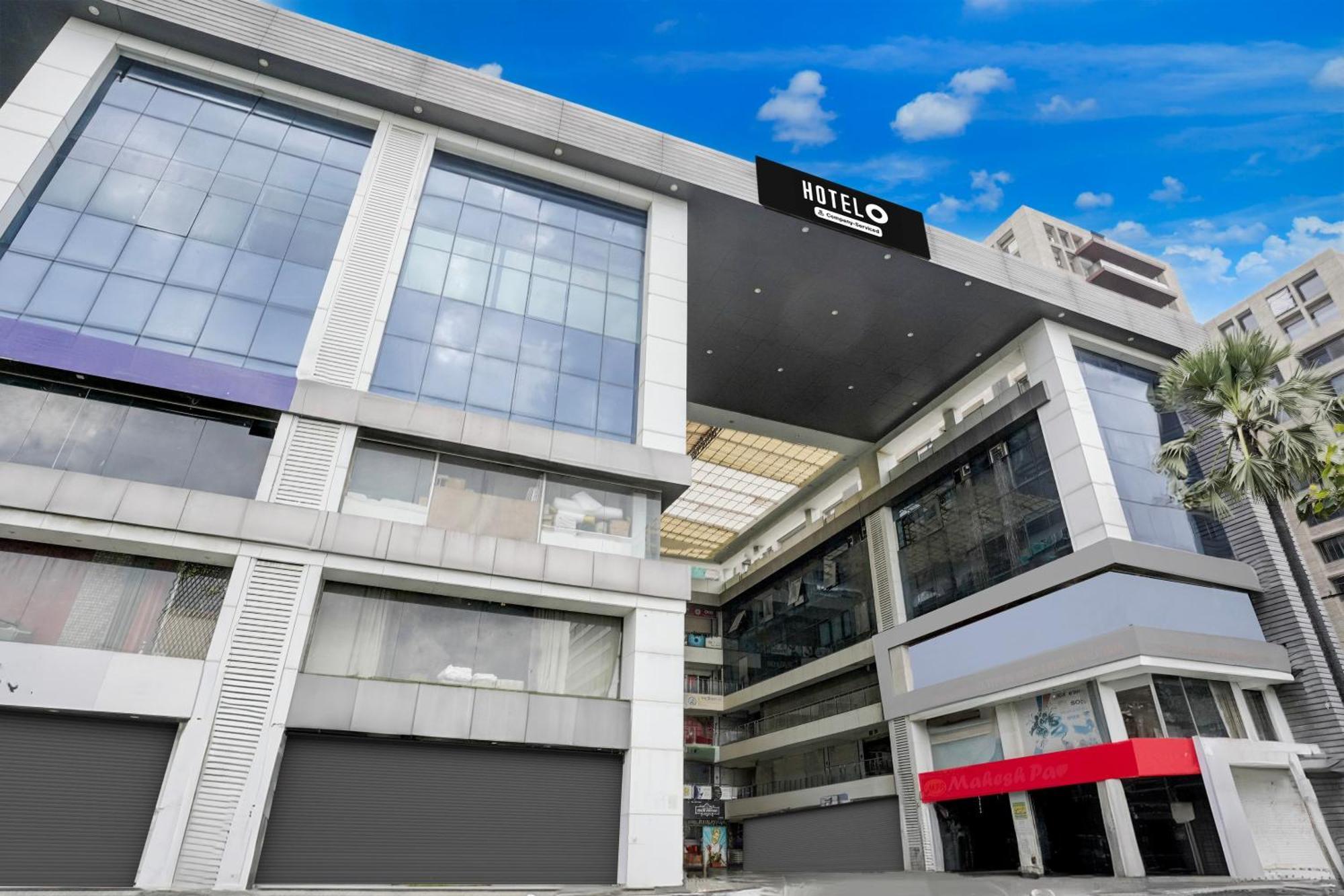 Super Hotel O Vip Road Formerly Hotel Lotus Surat Exteriör bild