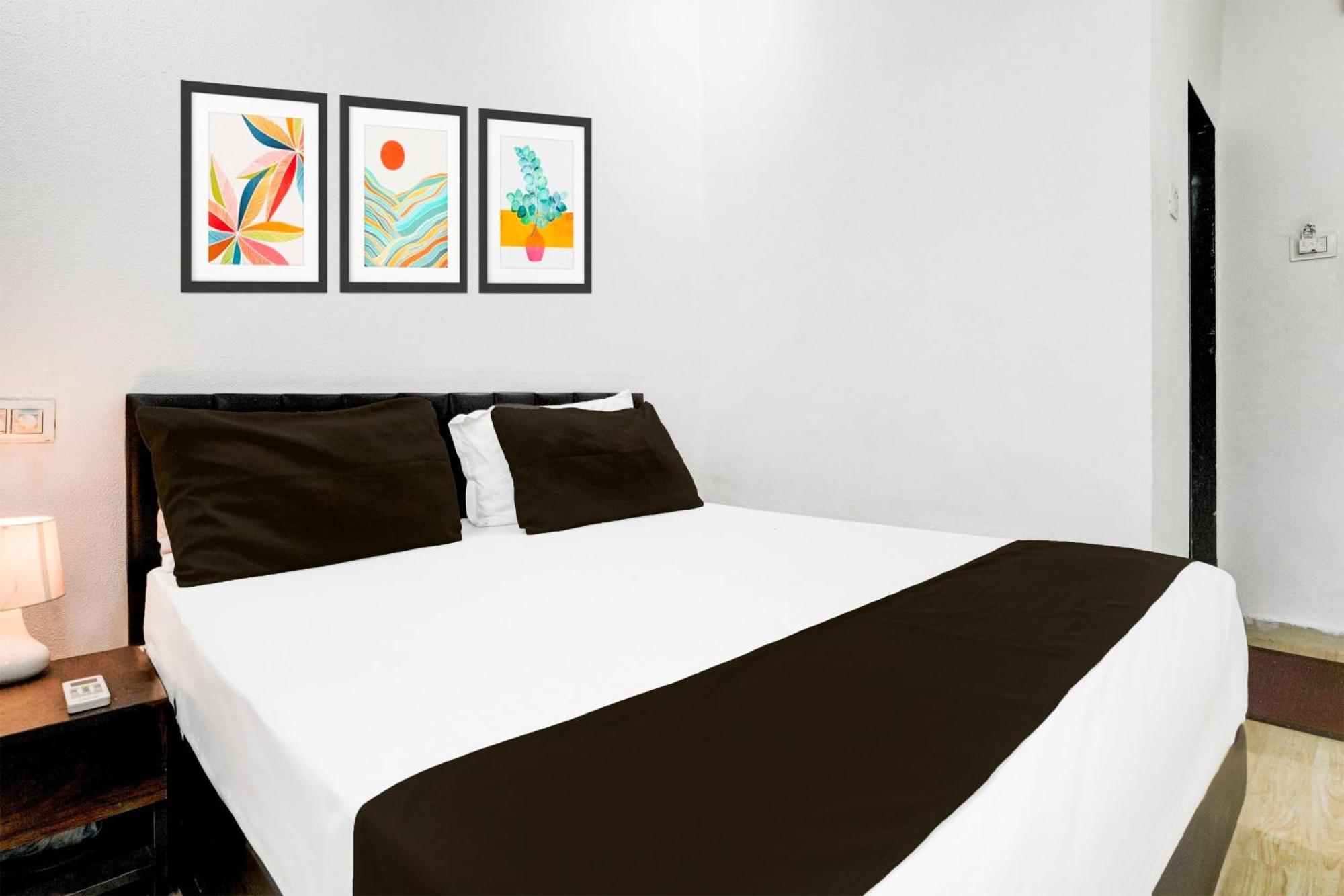 Super Hotel O Vip Road Formerly Hotel Lotus Surat Exteriör bild