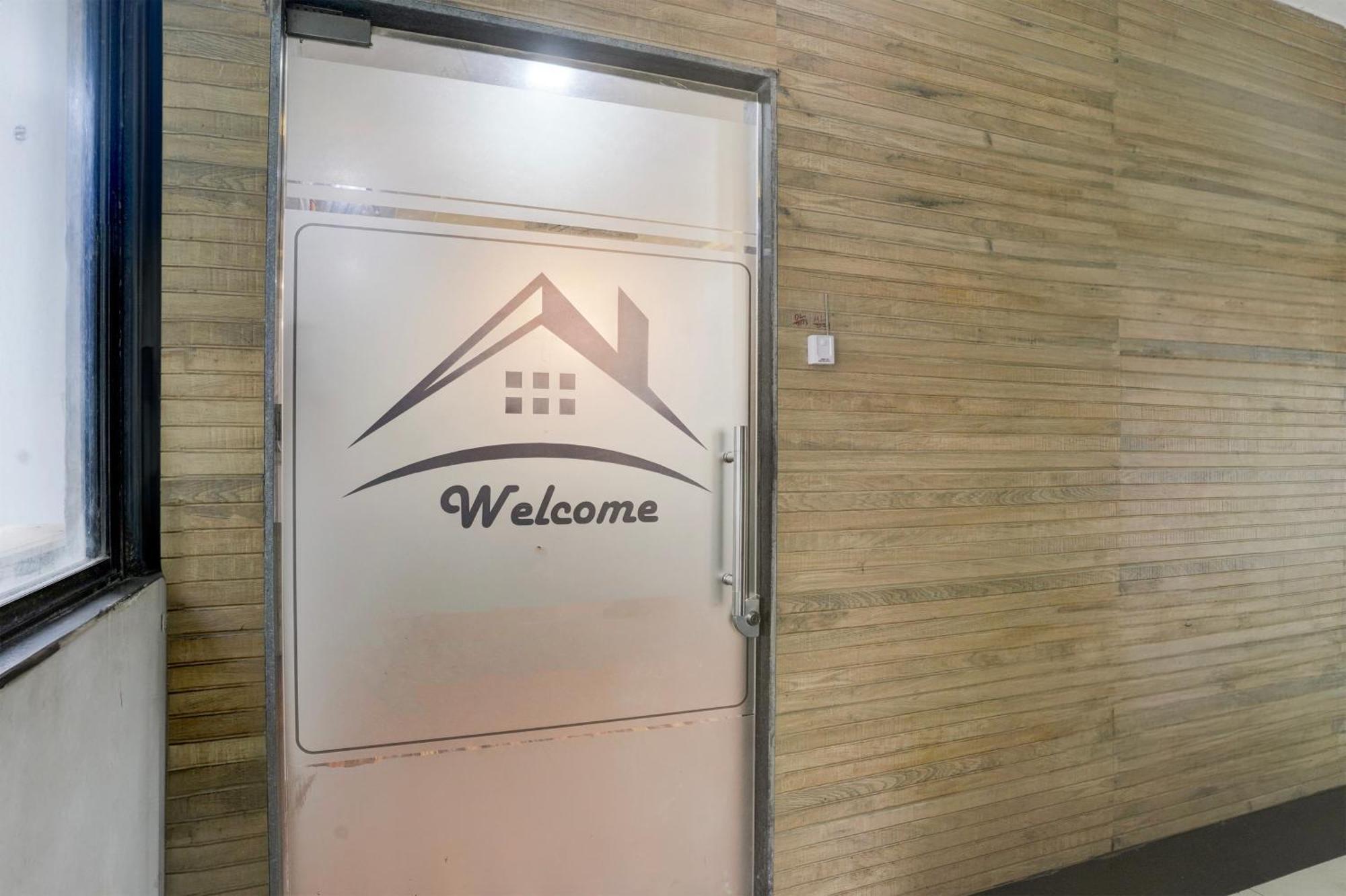 Super Hotel O Vip Road Formerly Hotel Lotus Surat Exteriör bild